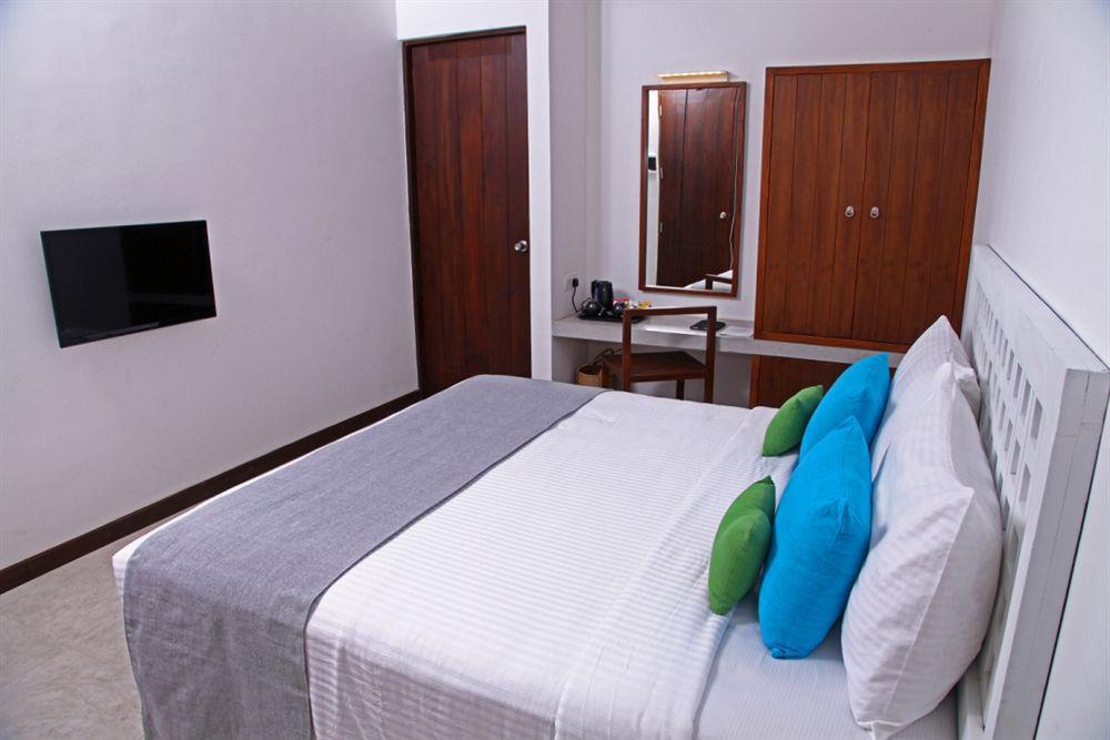 Blue Oceanic Beach Hotel Негомбо Экстерьер фото